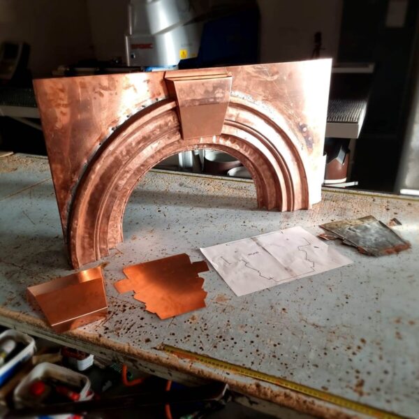 plechová rímsa v medi